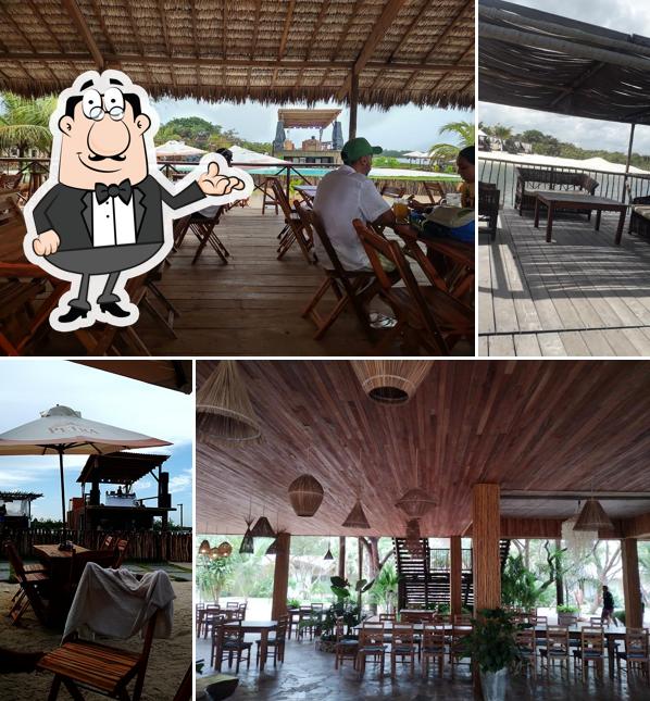 Sente em uma das mesas no Munzuá Pier Club
