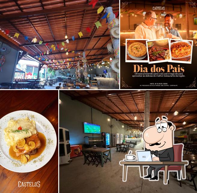 Sente em uma das mesas no Restaurante Castelo's