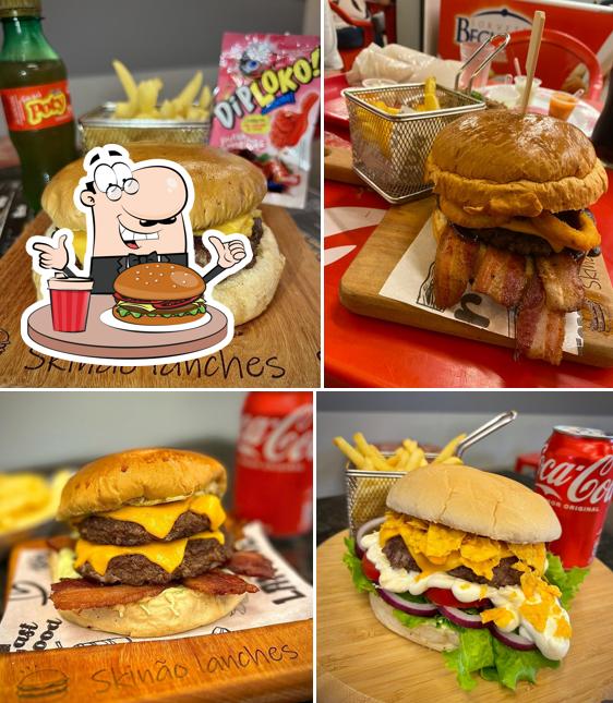 Delicie-se com um hambúrguer no Skinão Lanches