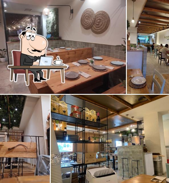 Take a seat at one of the tables at Il Cortile - La Eliana