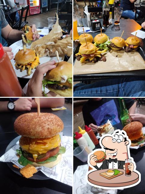 Deguste um dos hambúrgueres servidos no Rezend's Delivery