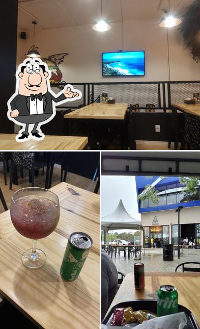 Sente em uma das mesas no O Pico Burguer