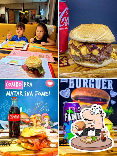 Deguste um dos hambúrgueres oferecidos no Toy's Burguer