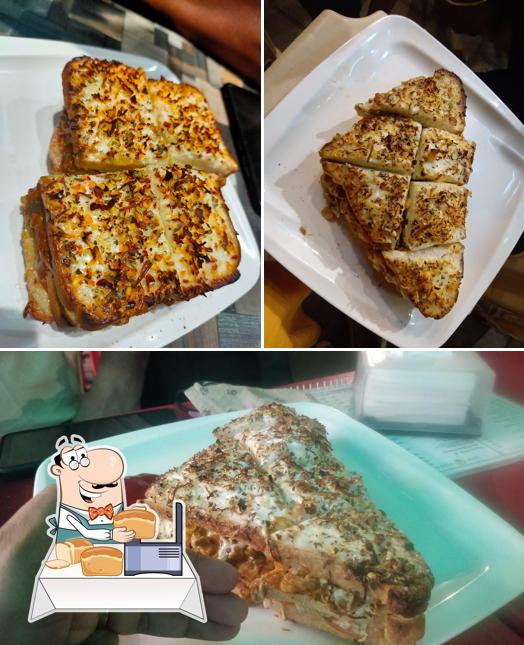 Garlic bread at Say Cheese Parel