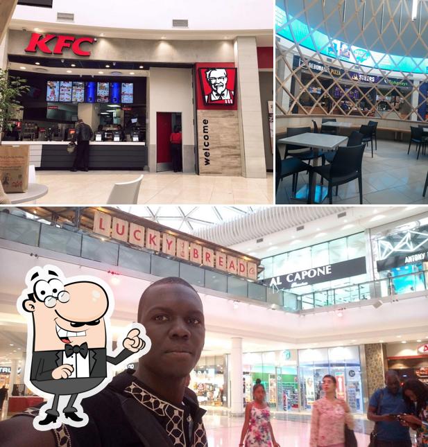 Installez-vous à l'une des tables de KFC Mall Of Africa