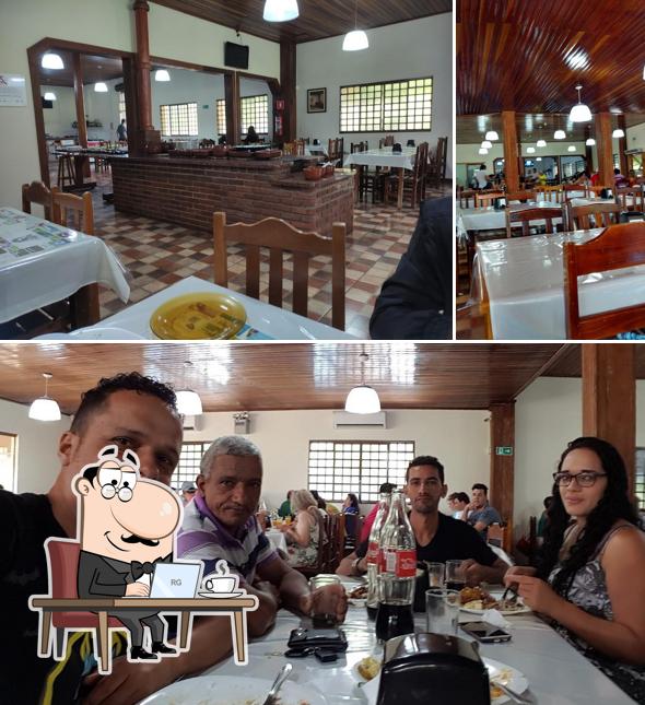 Sente em uma das mesas no Restaurante Porco no Tacho