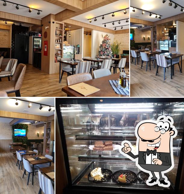 Sente em uma das mesas no Strudel Haus