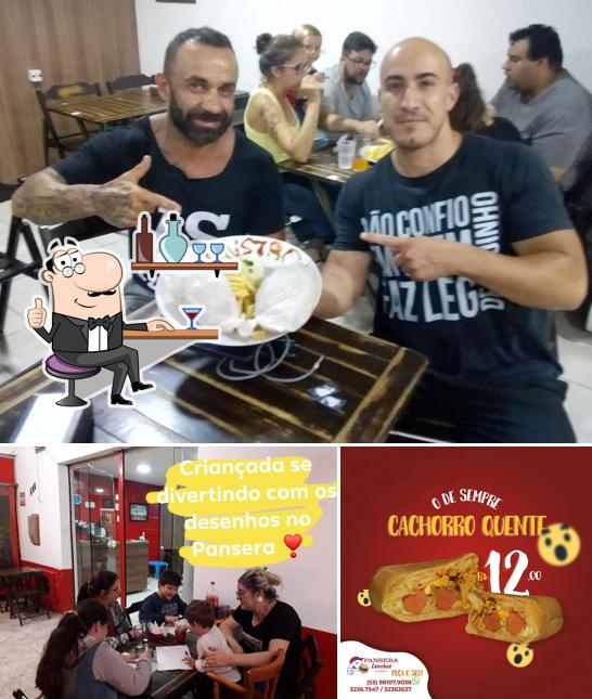 A ilustração da interior e comida no Pansera Lanches Cassino