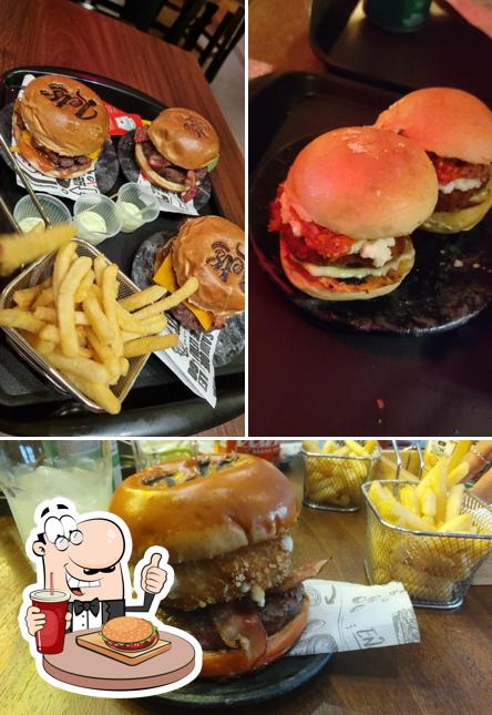 Delicie-se com um hambúrguer no LETS BURGUER