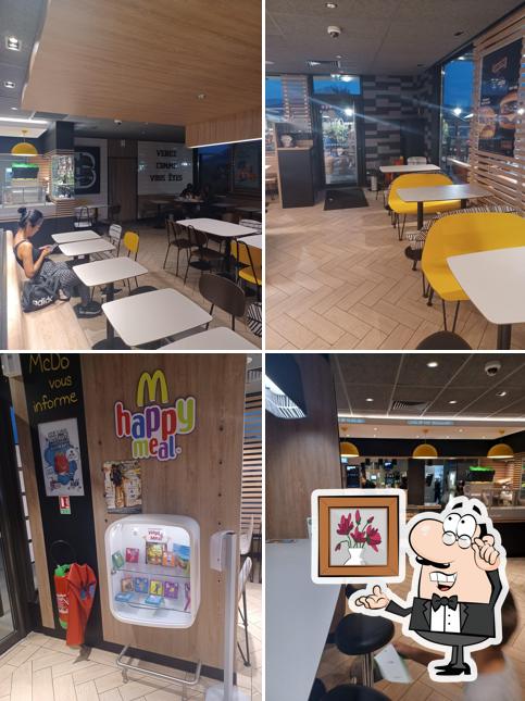 Installez-vous à l'une des tables de McDonald's