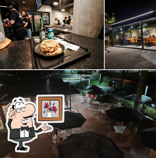 Sente em uma das mesas no Best Burger & Co. Timbó