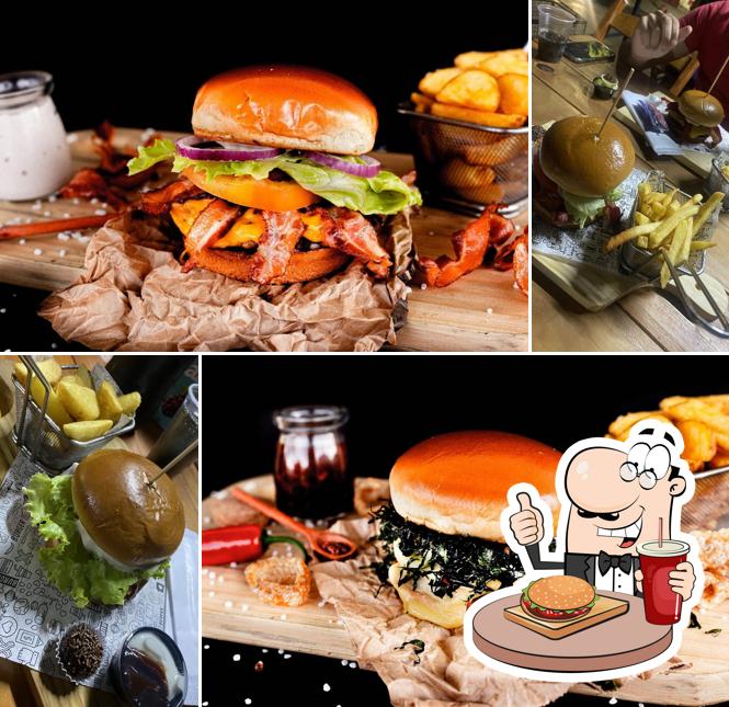 Deguste um dos hambúrgueres oferecidos no Arcanjos Burger