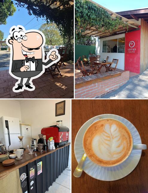 O interior do Lotus Café