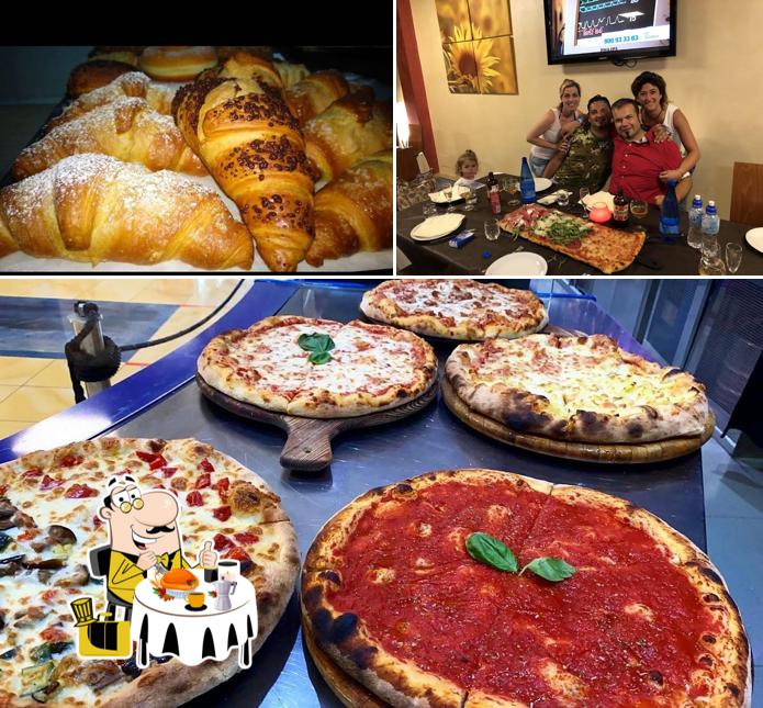 La cibo e tavolo da pranzo del ristorante