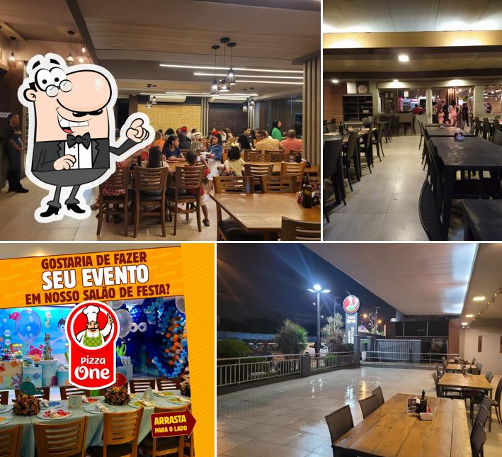 Sente em uma das mesas no Pizza One