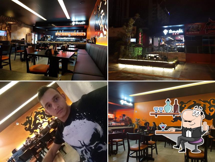 Sente em uma das mesas no Temaki Fry