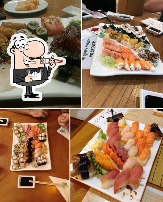 Rolos de sushi são servidos no Benkei (Barra Shopping Nível Lagoa/Praça do Mercado)