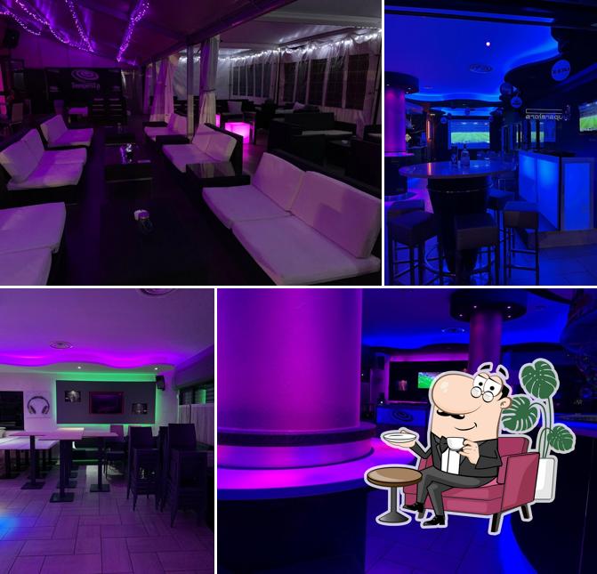 Siediti a un tavolo di Tempesta New Concept Pub