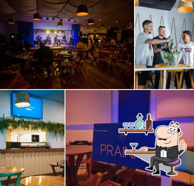 Sente em uma das mesas no Camarote Praia Barra Restaurante Local para eventos na Barra