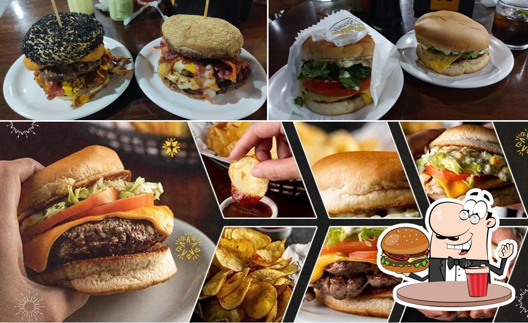Deguste um dos hambúrgueres servidos no Santo Burger