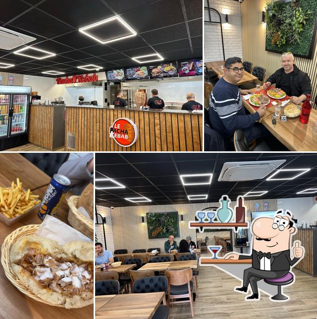 Installez-vous à l'une des tables de Pacha Kebab Bron
