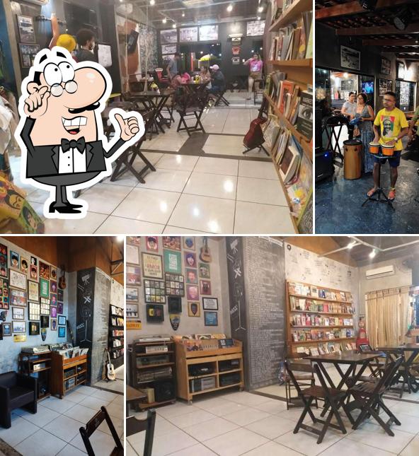 Sente em uma das mesas no A Casa do Rio Gastrobarzar