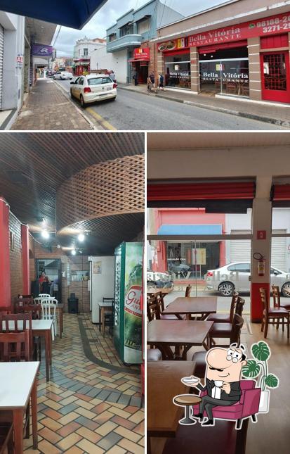 Sente em uma das mesas no Bella Vitória Restaurante