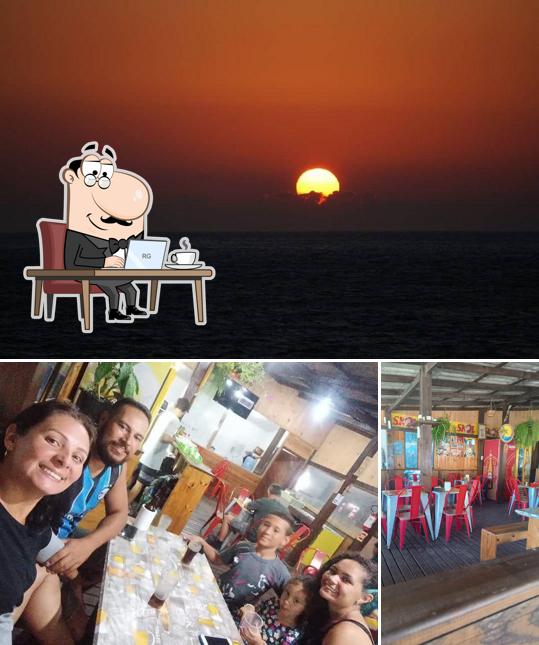O Casa de Praia Lanches se destaca pelo interior e exterior