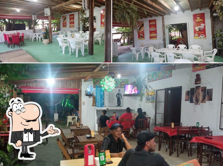 Sente em uma das mesas no New Lanches Imbé