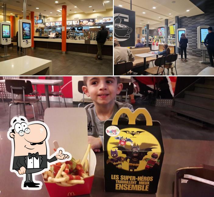 Installez-vous à l'une des tables de McDonald’s