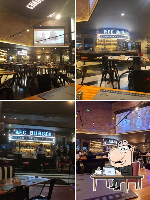 Sente em uma das mesas no Hamburgueria Temática Rec Burguer Guarulhos
