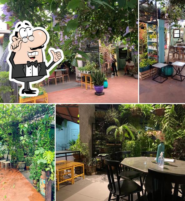 Sente em uma das mesas no Massa Grossa Restaurante Temático
