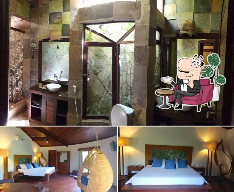 Sente em uma das mesas no Paua Hotel