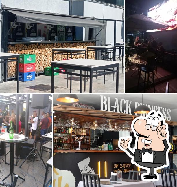Sente em uma das mesas no Container Pub