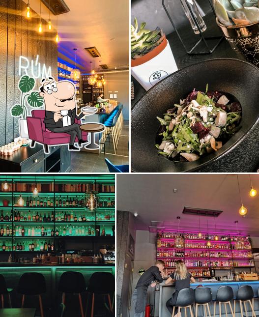 Installez-vous à l'une des tables de RŪM Cocktail Bar
