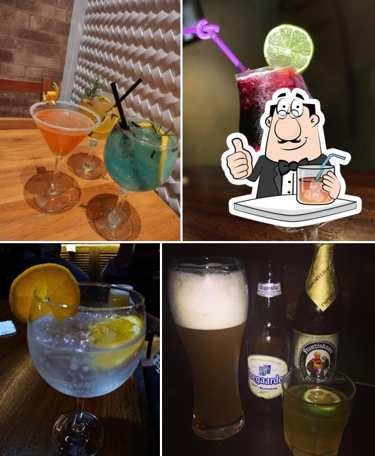 Tome uma bebida no Santo Malte Bar