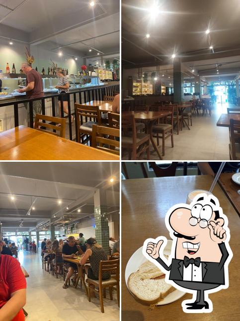 Sente em uma das mesas no Canoinhas Restaurante e Café