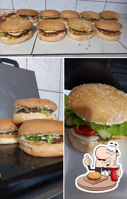 Experimente um dos hambúrgueres oferecidos no Juliana Lanches