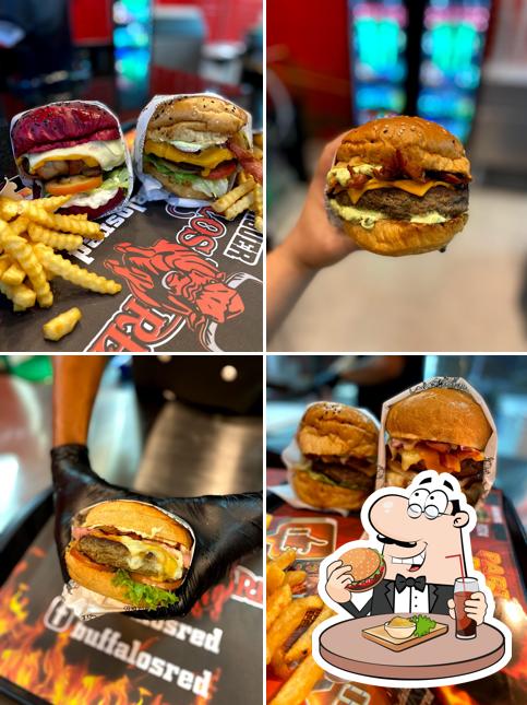 Deguste um dos hambúrgueres disponíveis no Buffalos Red