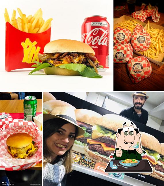Sanduíche de carne de porco desfiada em Véio de Chapéu Burgers