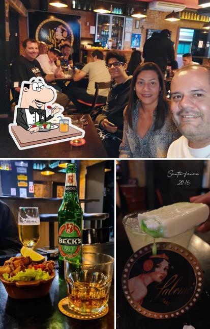 A comida e interior do restaurante