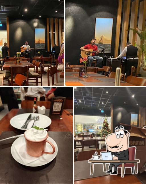 Sente em uma das mesas no Coco Bambu - North Shopping Fortaleza