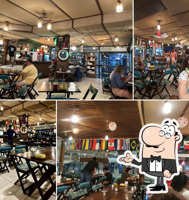 Sente em uma das mesas no Cadiquim de Minas Restaurante + Petiscaria | Culinária Mineira
