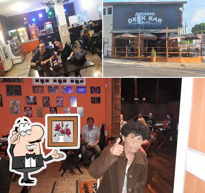 Sente em uma das mesas no Juninho Deck Bar