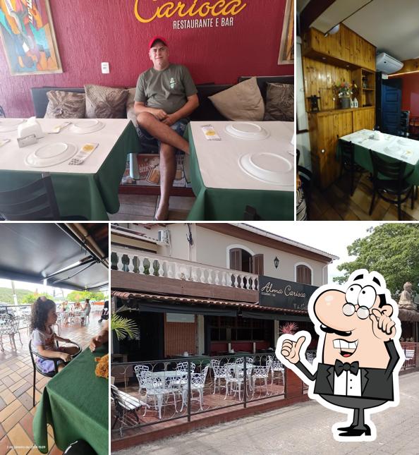 Sente em uma das mesas no Alma Carioca