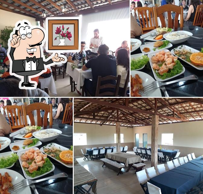 Sente em uma das mesas no Restaurante Dois Irmãos