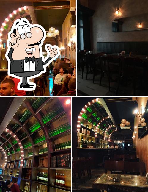 Installez-vous à l'une des tables de Carol Bar