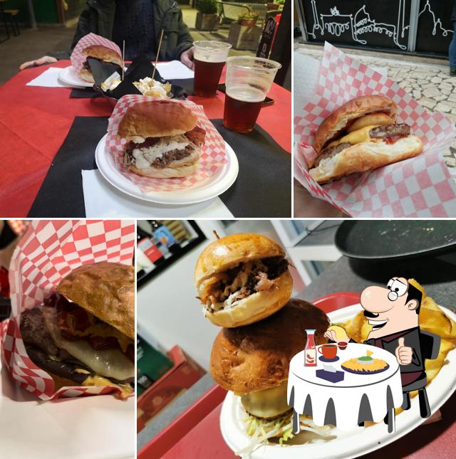 Ordina uno dei tipi di hamburger disponibili a AO StreetFood Market Lab