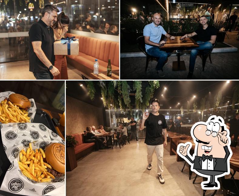 Sente em uma das mesas no Best Burger & Co. Timbó