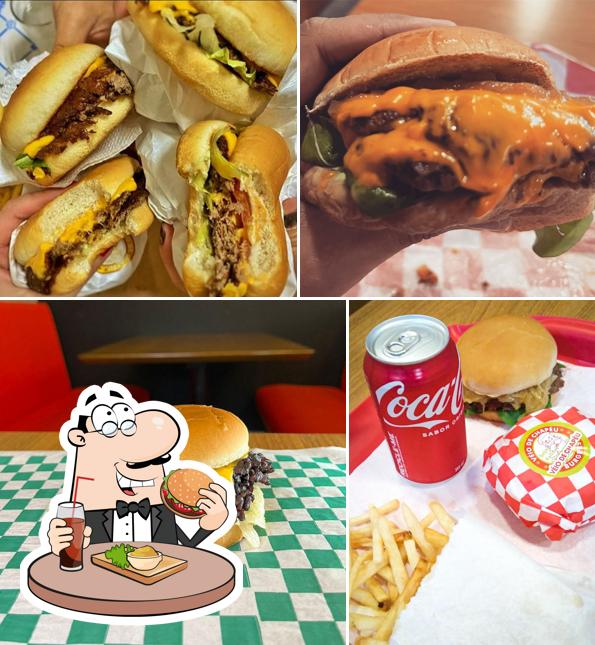 Experimente um dos hambúrgueres disponíveis no Véio de Chapéu Burgers
